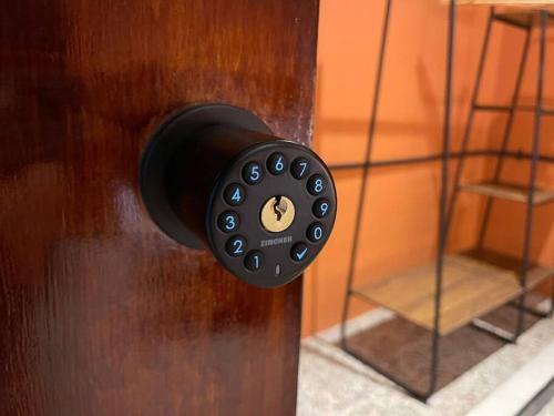 布卡拉曼加La Bonita Guesthouse的木门上的黑门扣