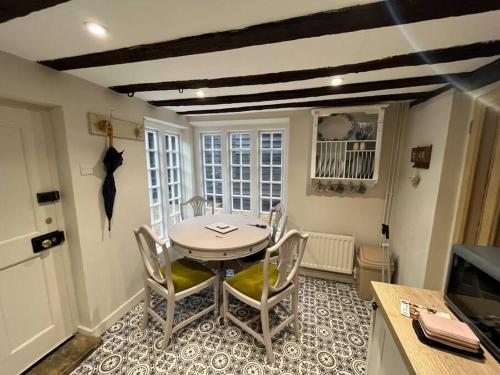 GodmanchesterHistoric Cambridgeshire Cottage的一间厨房,里面配有桌椅