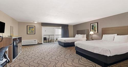 萨克拉门托北萨克拉门托贝斯特韦斯特必住普拉斯酒店的酒店客房设有两张床和一台平面电视。
