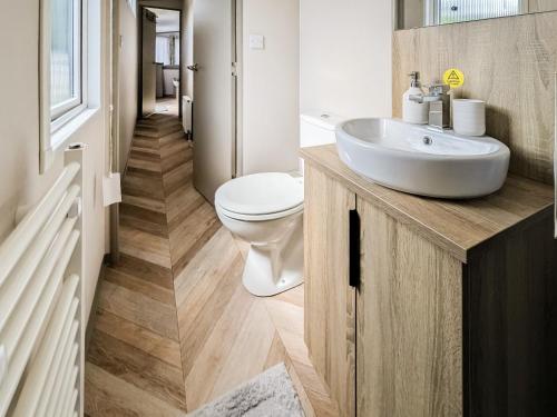 KelsallStonewood Country Lodge的浴室配有白色水槽和卫生间。