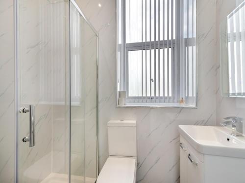BrierfieldNumber Four - Uk44899的白色的浴室设有卫生间和玻璃淋浴间。