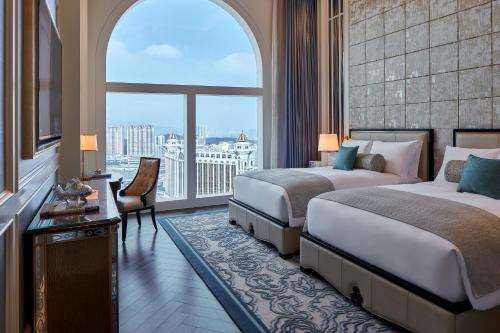 澳门澳门丽思卡尔顿酒店的酒店客房设有两张床和大窗户。