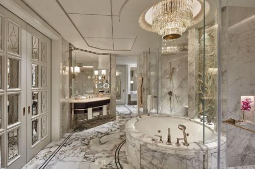澳门澳门丽思卡尔顿酒店的带浴缸和吊灯的豪华浴室
