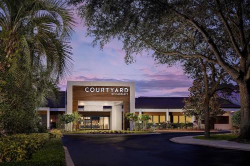 奥兰多Courtyard by Marriott Orlando Lake Buena Vista at Vista Centre的前面有标志的建筑