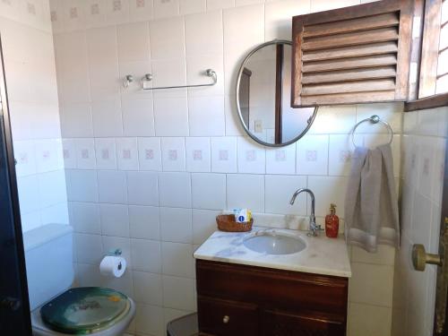 若昂佩索阿Casa super arejada no melhor de Miramar的一间带水槽、卫生间和镜子的浴室