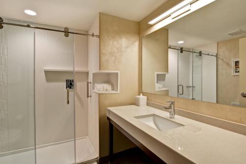 森特勒尔艾斯利普长岛艾斯利普/法院大楼万怡酒店的一间带水槽和淋浴的浴室