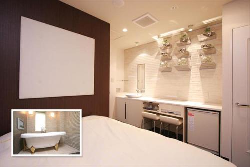 东京HOTEL DCUBE的带浴缸、水槽和浴缸的浴室