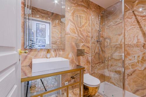 卡内·德·玛尔El Petit Palauet的一间带水槽和淋浴的浴室