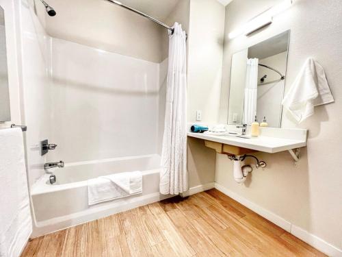 圣地亚哥The Leo - One Bedroom Apartment W Private Balcony的带浴缸、水槽和淋浴的浴室