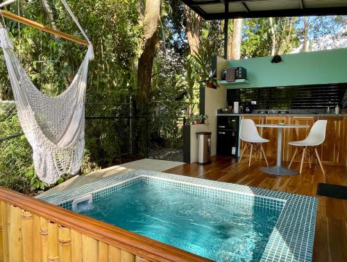 乌维塔ChicoRico Studios的后院的热水浴池,配有吊床