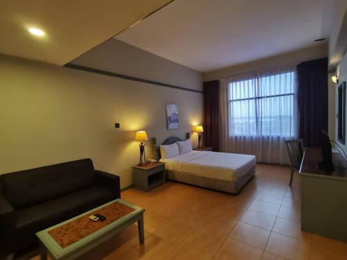 拿笃拉哈达杜格雷斯酒店的酒店客房,配有床和沙发