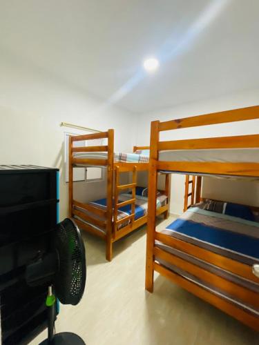 普拉亚斯Casa de Huéspedes Playas Arena的一间客房内配有两张双层床的房间
