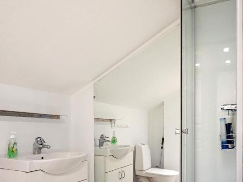 王室港Holiday home KUNGSHAMN XVII的白色的浴室设有水槽和淋浴。