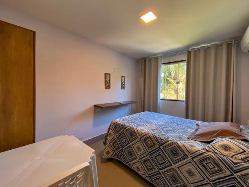 瓜拉派瑞Apt FRENTE MAR MEAIPE COMPLETO的一间卧室设有一张床和一个窗口