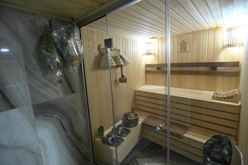 久姆里Guest House的客房内的桑拿浴室设有淋浴和浴缸