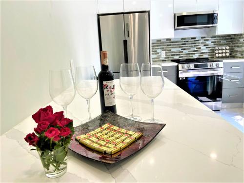 多伦多iResidence in Toronto - Fantastic Vacation Home的一张桌子,上面放有三杯酒和一瓶葡萄酒