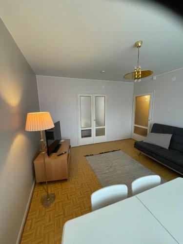 科沃拉Valimontien residenssi的客厅配有沙发和桌子