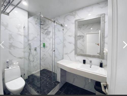 扎托卡Kovcheg Hotel的浴室配有卫生间、盥洗盆和淋浴。