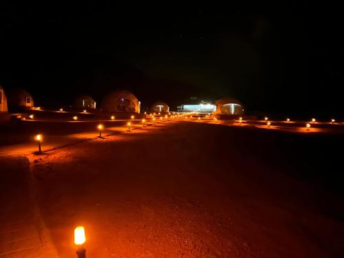 瓦迪拉姆Amanda Luxury Camp的夜晚路上的一排灯