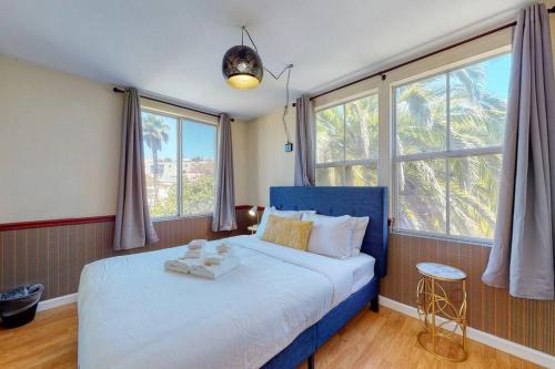 旧金山Beautiful Spacious House 2BR / 4BR in Silver Terrace的一间卧室配有蓝色的床和2条毛巾