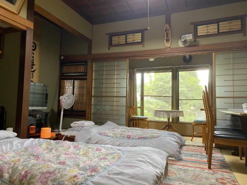 富良野山水旅馆的两张床位于带窗户的房间内