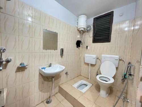瓦拉纳西Surya Niwesh 103的一间带卫生间和水槽的浴室