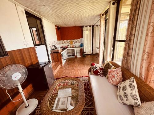 KhadkagaonAvocado Cottages的客厅配有沙发和桌子