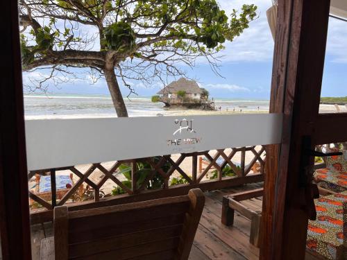米查维The View of Zanzibar的从海滩别墅的门廊上可欣赏到海滩景色