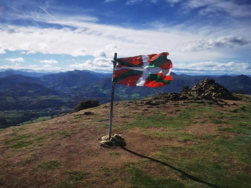 BardosGure Chokoa的山顶上的旗帜
