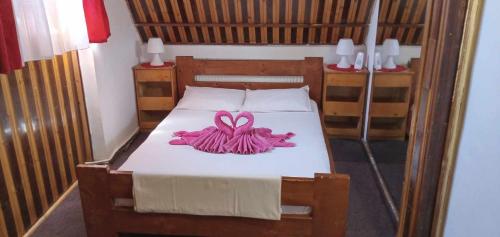 BîrladHostel INTIM 95 RON的一间卧室,配有一张粉红色的床铺