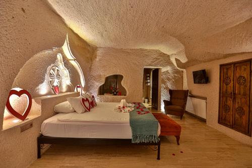 奥塔希萨尔Corner İn Cappadocia的石头间内一间卧室,配有一张床