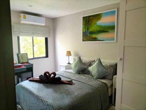 奈扬海滩2 Bedroom Apartment in Naiyang - The Title Residences, Naiyang的一间卧室配有一张床、一张书桌和一个窗户。