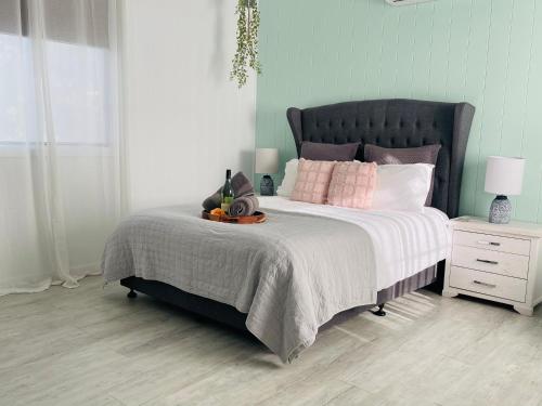 蒂默特Studio 69 on Capper的卧室配有一张带粉红色枕头的大床