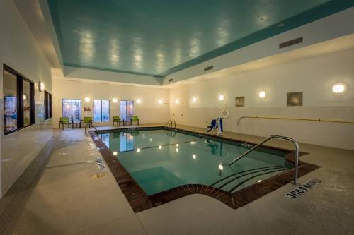 丹顿丹顿万豪春季山丘套房酒店的大型建筑中的大型游泳池