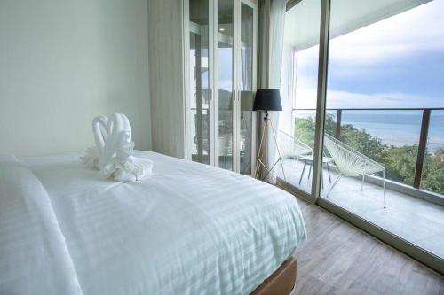 卡马拉海滩Oceana Phuket A51的卧室设有白色的床和大窗户