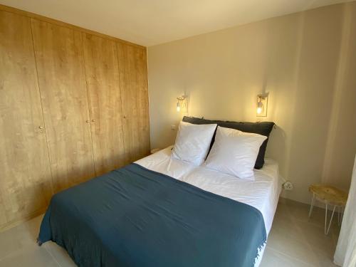 勒·雷约尔·卡纳德尔·苏尔L'Arbousier的一间卧室配有一张大床和两个枕头