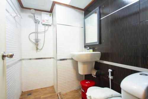 梅尔皮姆皮姆玛恩酒店的一间带水槽和淋浴的浴室