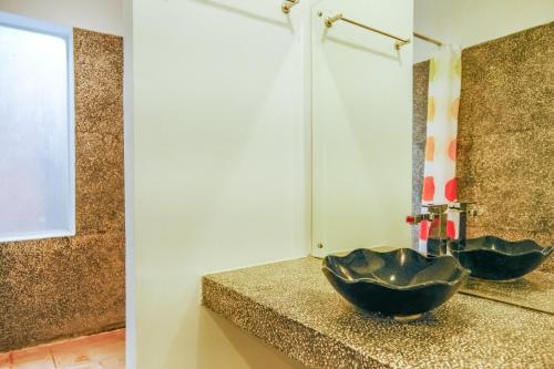暹粒The Big Easy Siem Reap的一个带黑碗水槽的柜台浴室