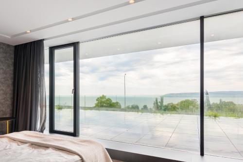 瓦尔纳Lotus Luxury Rooms的卧室设有海景大窗户