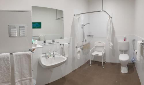 林肯港阿特公寓的白色的浴室设有水槽和卫生间。