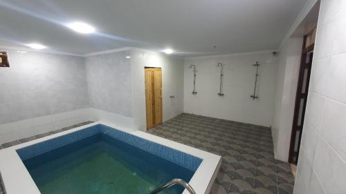 Kaji-SayAgat Yurt Camp的一间位于客房内的带大型蓝色浴缸的浴室