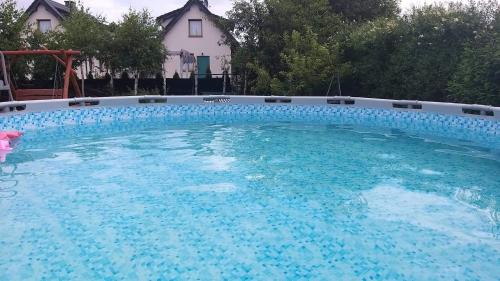 韦巴德莱克雷巴酒店的一座房子前面的蓝色海水大型游泳池