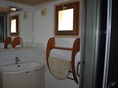 丰罗默奥代洛维亚Chalet Font-Romeu-Odeillo-Via, 4 pièces, 8 personnes - FR-1-580-10的一间带水槽和窗户的小浴室