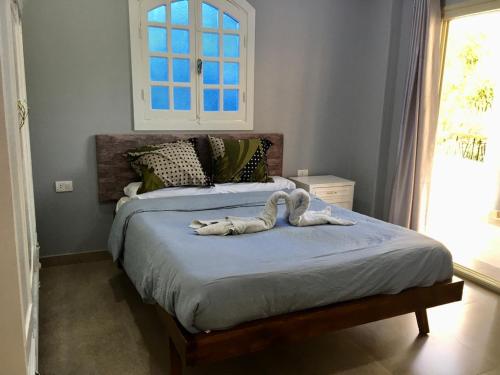 卢克索Villa Elkoumy Apartments的一间卧室配有两张床,床上配有毛巾