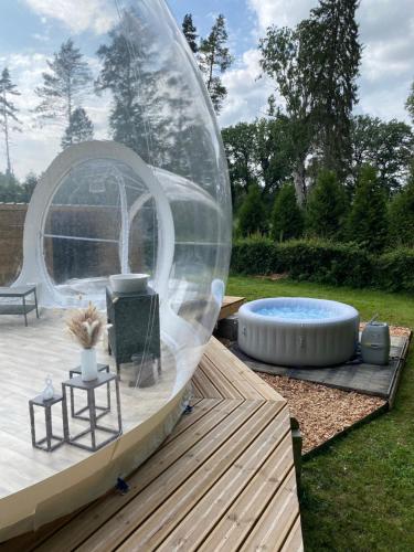 索姆勒兹La bulle du Bon'Heure的一个带热水浴缸的庭院内的泡泡帐篷