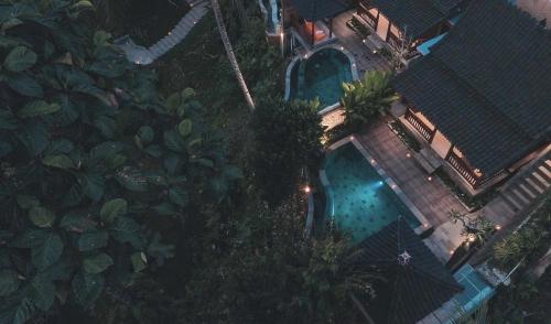 乌布Portobello Villa Ubud的享有树木游泳池的顶部景致
