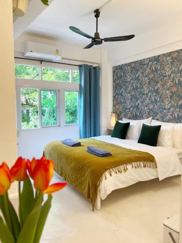 曼谷Cozy chic Silom townhouse studio 2-4的一间卧室设有一张大床和一个窗户。