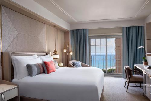 那不勒斯The Ritz-Carlton Naples的卧室设有一张白色大床和一扇窗户。