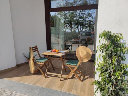 加拉夫Mi Casita De Garraf的一个带桌椅的庭院和一个窗户。