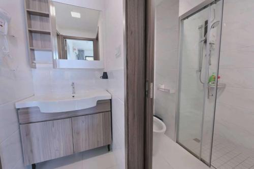 新山16 Forest City homestay-free WIFI-森林城市民宿的白色的浴室设有水槽和淋浴。